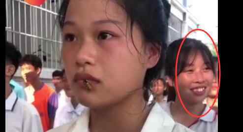 女生军训被马蜂爬嘴一动不动 后面同学的反应亮了