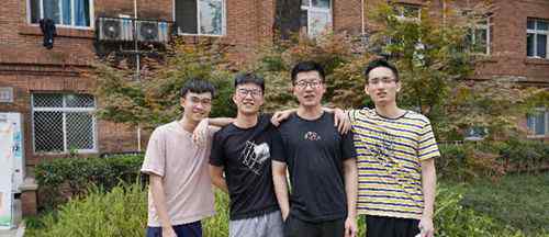 学霸宿舍4人收到同所名校offer 换个城市继续做兄弟