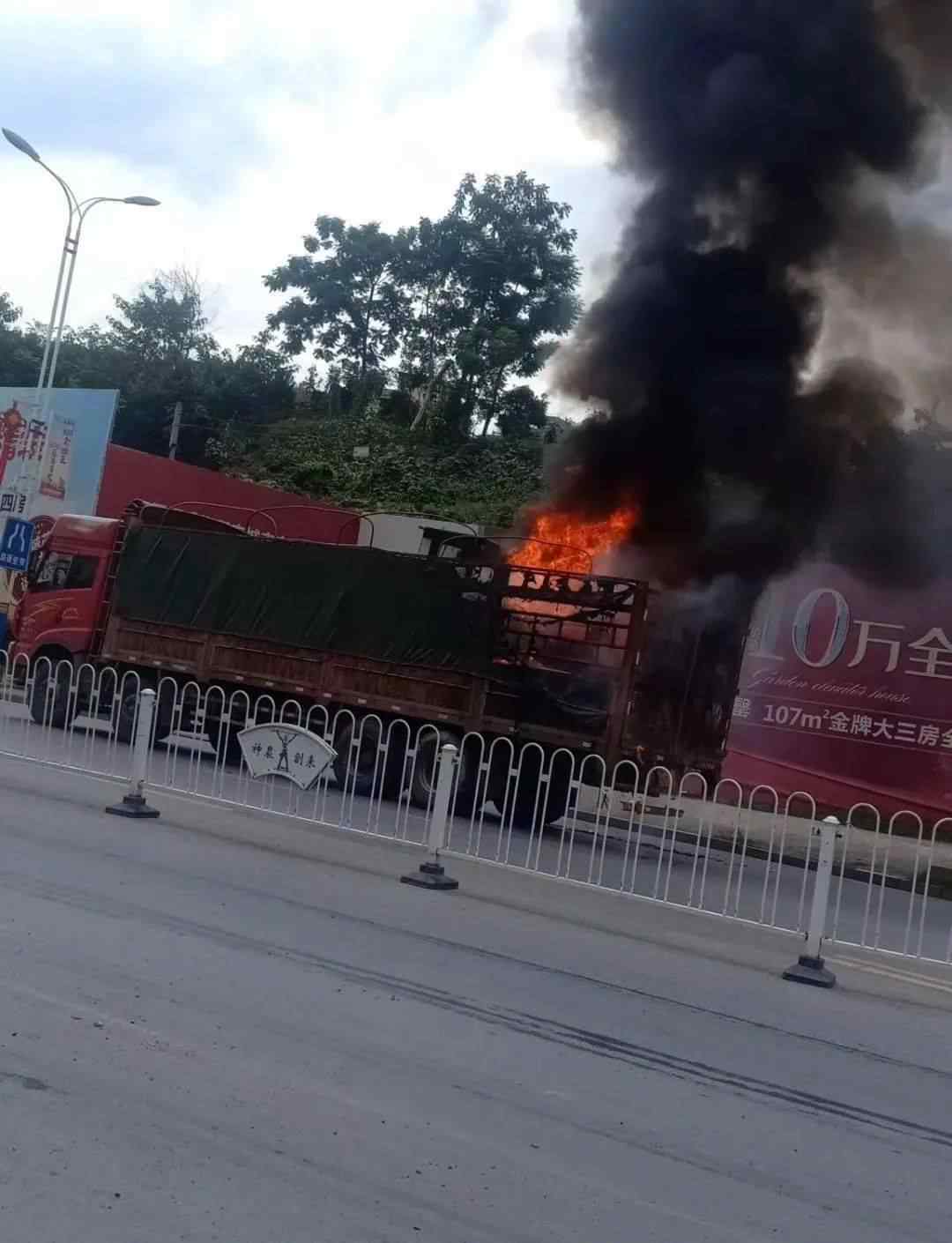 耒阳新闻网 【突发】耒阳市107国道一辆货车发生起火事件