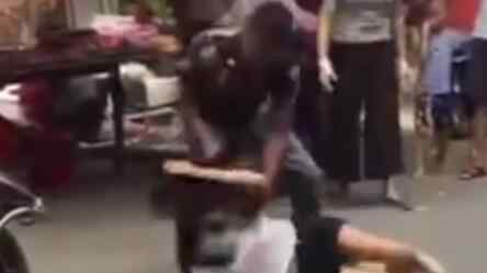 警方通报男子当街殴打抱摔妻子 还原事件始末