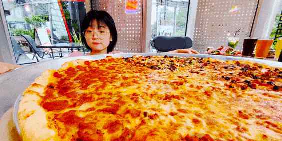 pizza配达瘾游戏 魔都惊现巨型「摩天轮披萨」！重7斤！15人吃撑！人均仅10+！