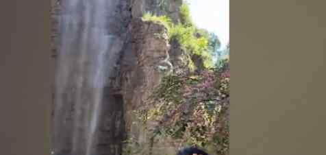 夫妻旅游发现瀑布水流有问题 偷偷爬上山顶看到意外一幕