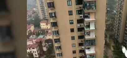 妻子11楼被台风吹落坠亡后丈夫痛哭 窗户和洗衣机都被吹走