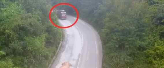 云南警方出动无人机侦查 意外记录大象遇上卡车罕见现场