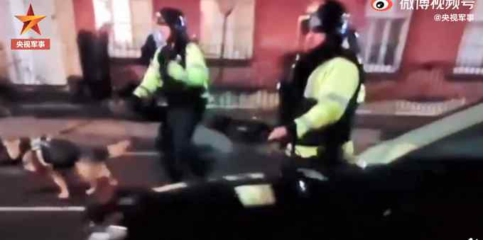 英警察用烈性警犬驱散示威者 不少人被咬伤 现场记者也被袭击！