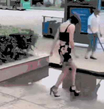 三个点是多少 60万人点赞！考上名校跪谢三个爹的女孩，到底骗了多少人？