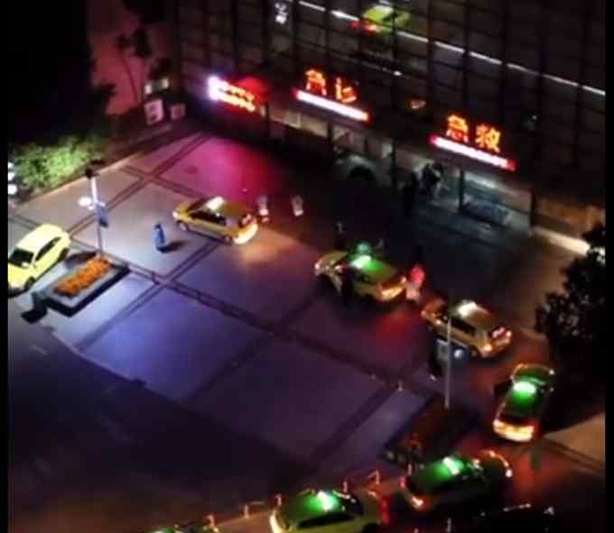 的哥浦东医院深夜排队接患者回家 究竟发生了什么