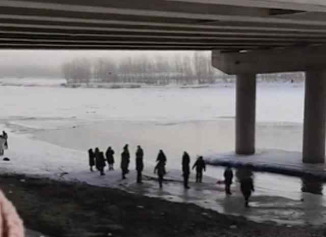 黑龙江哈尔滨一河道大桥遭凌汛冰排撞断 现场惊心画面曝光