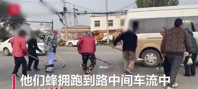大爷大妈自制神器捡拾灵车硬币是怎么回事为了两三块钱，安全都不顾了吗