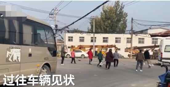 大爷大妈自制神器捡拾灵车硬币 究竟是什么状况