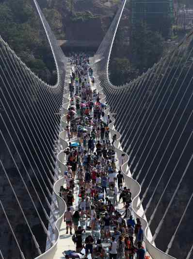 张家界大峡谷玻璃桥试运营 8000游客争先体验