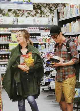 许志安逛超市  出轨实锤后，与妻子郑秀文逛超市（图）