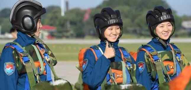 空军第12批女飞行学员首次跳伞 真的是非常令人羡慕的画面了
