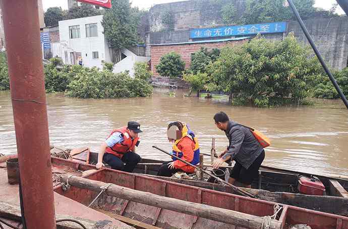 跳江女子的81公里生死漂流 到底发生了什么