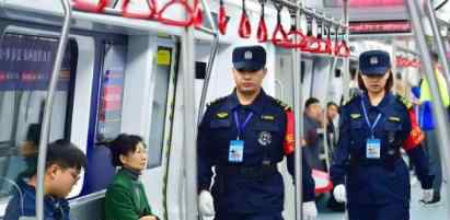 警方通报地铁安全员偷闻女子头发 后续结果如何