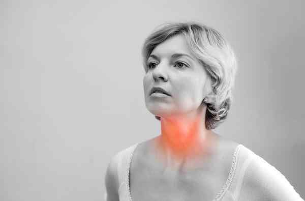 喉咙经常有异物感时，小心是这3种疾病找上身，要引起警惕 喉咙有异物感是什么原因 这3种病都有可能
