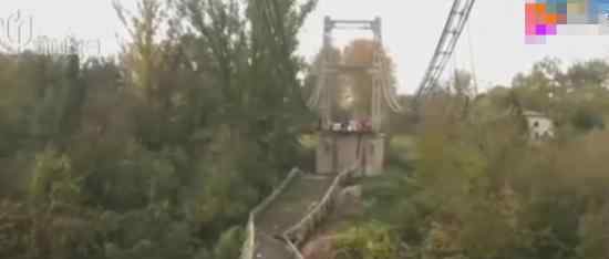 法国一桥梁坍塌  或因卡车超重15岁少女不幸遇难