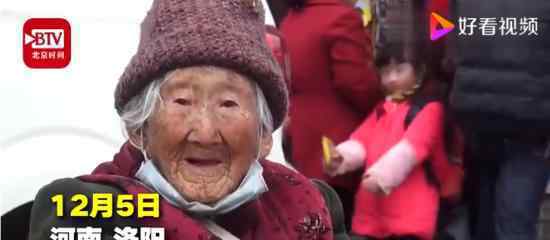 奶奶摆摊赚医药费  92岁为什么摆摊赚医药费