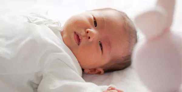 新生儿痤疮与湿疹鉴别 新生儿痤疮如何护理？正确识别婴儿痤疮和湿疹！