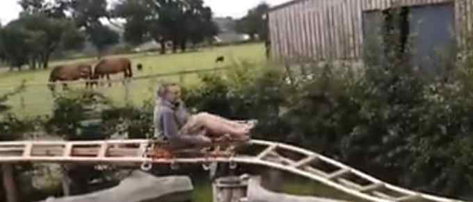 英国一男子为侄子建过山车 到底发生了什么
