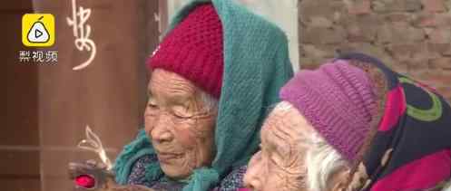 84岁女儿回应被107岁妈妈塞糖 网友：太幸福了