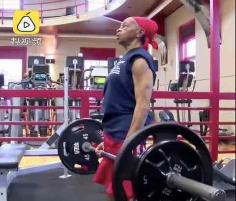 82岁奶奶打抢劫者什么情况抢劫犯：我太难了