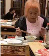 300元任务 女孩称被家人安排乞讨：每天任务300元，完不成就要挨打！