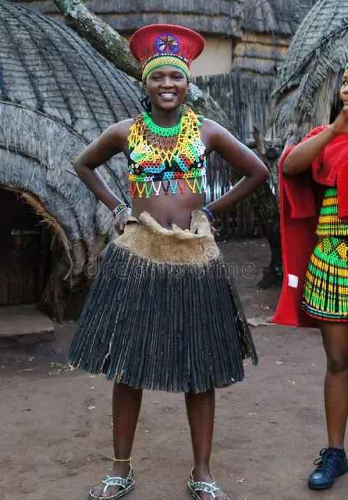 不穿衣服的女人 这两个非洲部落：一个女人不穿衣服，一个都不穿衣服！