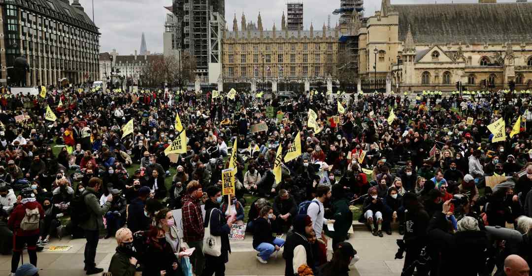 英国伦敦爆发反警察法抗议示威 场面混乱！至少一名警察受伤