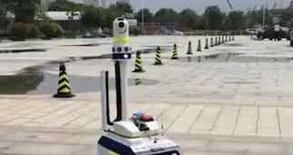 中国首批机器人交警上岗 开启国人工智能交管的新起点