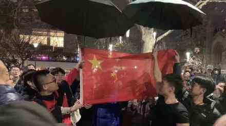 爱国学子雨中为国旗撑伞 这才是中国青年该有的样子