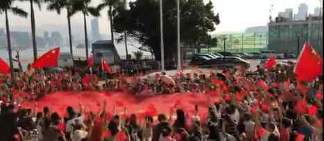 巨幅五星红旗照亮香港金紫荆广场 具体情况如何