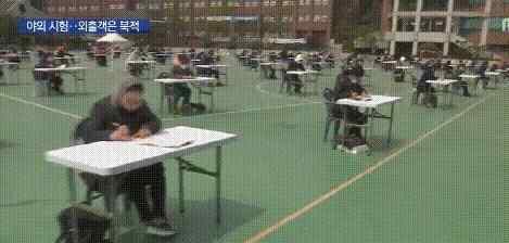 韩国7000余人露天考试考卷被吹走 为什么要这样做