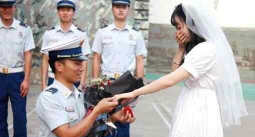 女幼师捧花向消防员男友求婚 最后结果如何