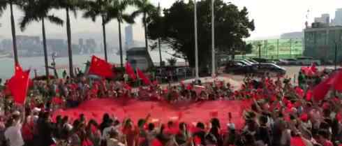 巨幅五星红旗照亮香港金紫荆广场 具体什么情形（图）