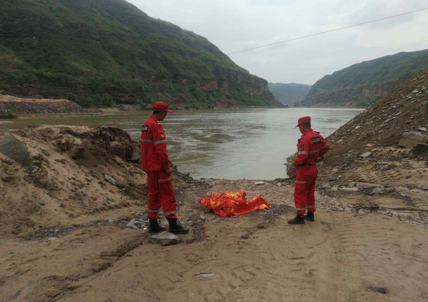 坠入黄河一家4口已找到3人 现场仍在搜救最后一名落水者
