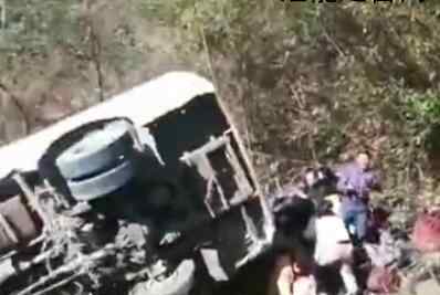 湖南载22人旅游客车翻下山谷 致1人死亡多人受伤