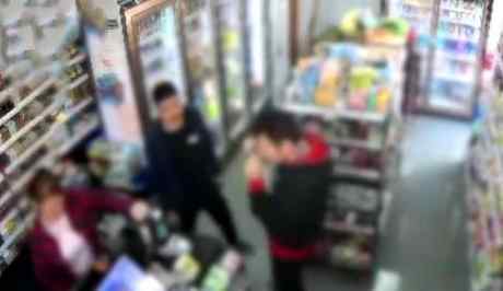 便利店女店员被三名男子持续骚扰 怒扔剪刀正中一人头部