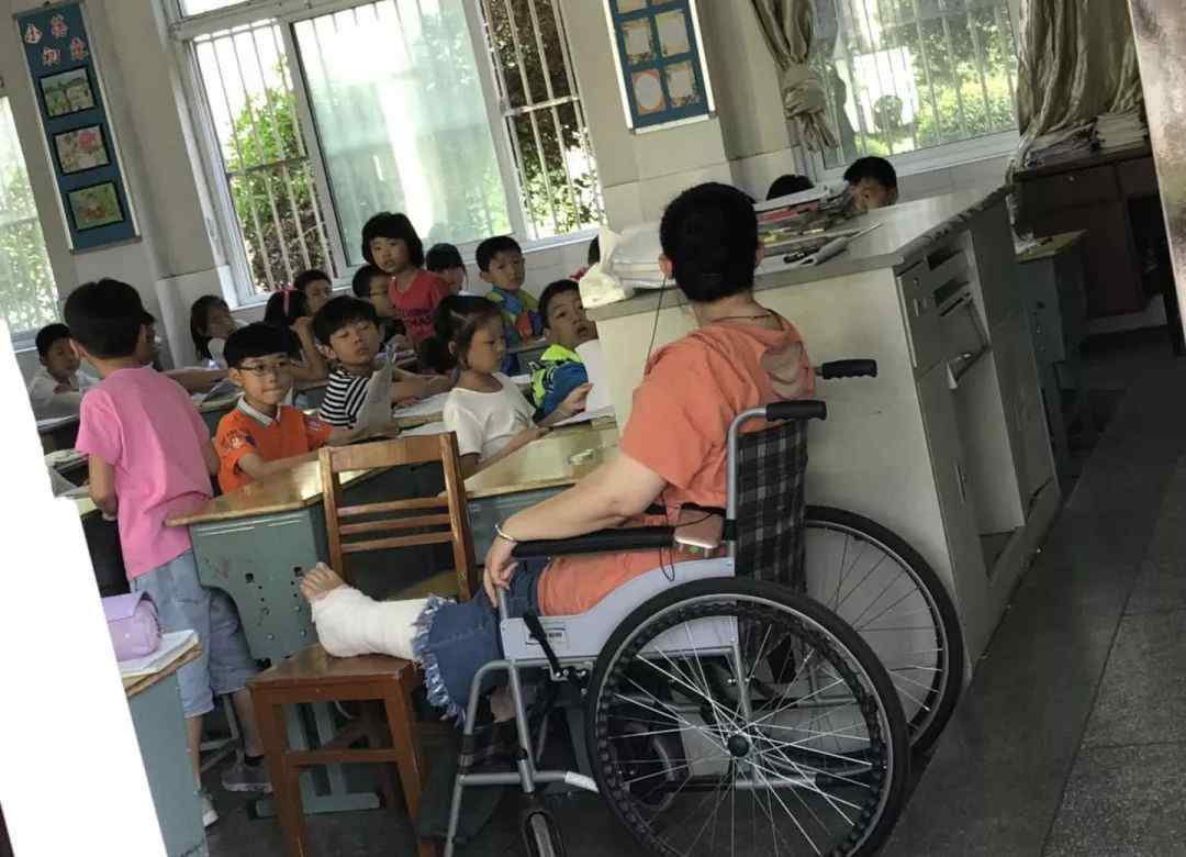 葛娜 学生家长无意拍到！打着石膏坐轮椅上课，泰州这位小学老师的背影照火了！