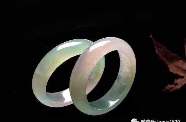 翡翠手镯尺寸 你知道自己要戴多大号的翡翠手镯吗？文章配图