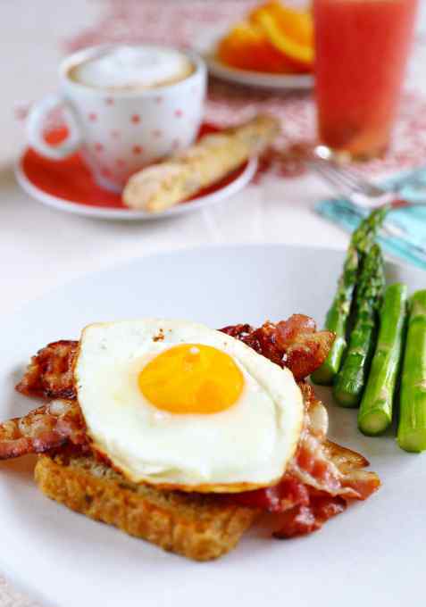 培根煎鸡蛋 【早安】培根煎蛋，挪威人的星期天早餐