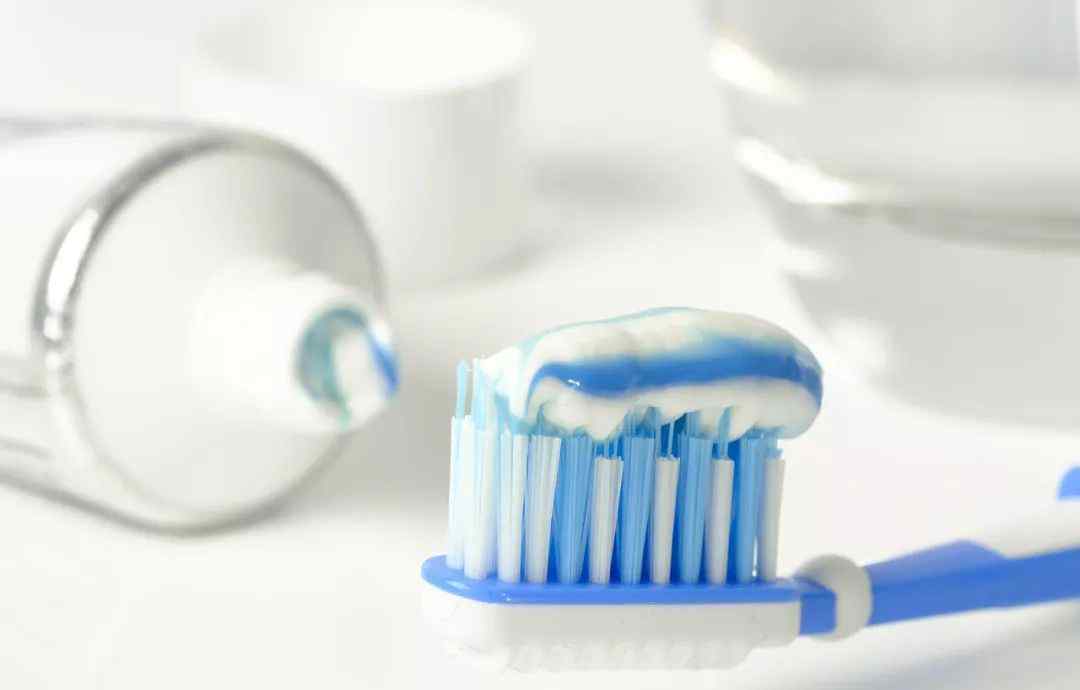 牙龈出血用什么牙膏好 牙龈出血，要用特殊功效的牙膏吗？