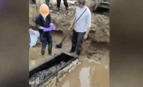 近日,安徽一村民挖地时挖出500年前的棺材,在场人员开棺后被里面的景象惊呆。