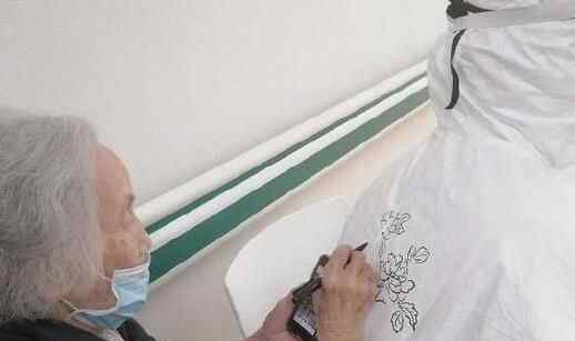 超漂亮!93岁婆婆出院前在护士小姐姐防护服上画了一幅画究竟是怎么回事？