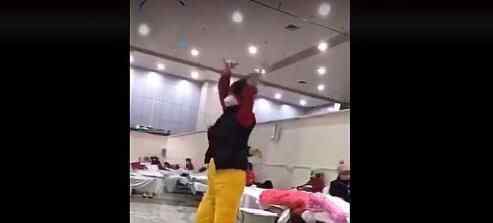 近日,一名90后男护士从武汉前线方舱医院传回一段特殊的视频。视频中一群轻度肺炎大妈跳舞