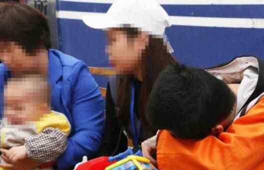 近日,广西防城港,两名16岁的男孩抱着自己1岁的孩子痛哭,而背后的原因发人深省