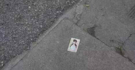 近日,浙江一民警在路上捡到印有美女充满诱惑的小卡片,于是扮成“老司机”卧底侦查“温柔陷阱”