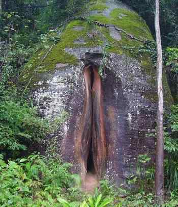 丹霞山阴元石 世界上最大的阴道，丹霞山阴元石