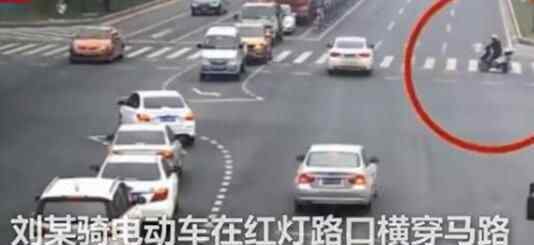近日,浙江义乌,一名男子骑车闯红灯被撞飞数米,造成颅内出血。经交警认定,骑车男子负事故全责