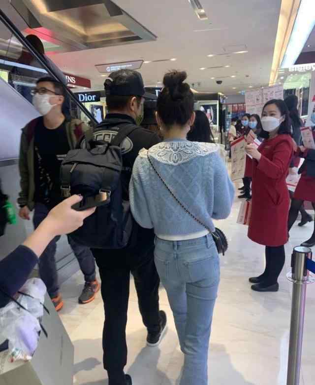 郭富城老婆方媛 郭富城带方媛牵手逛街，主动帮老婆背包好甜蜜，方媛身高超老公